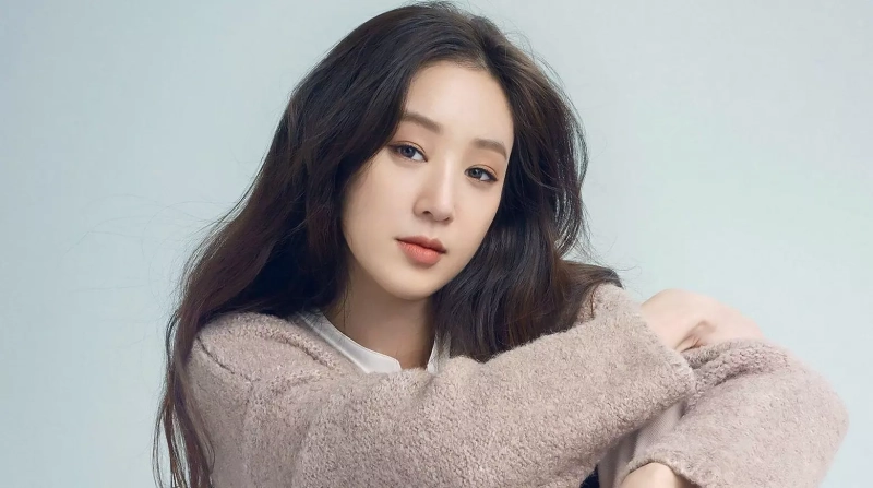 "Something in the Rain" Director in Talks with Jung Ryeo Won for Leading Role in Upcoming Rom-Com K-Drama poster