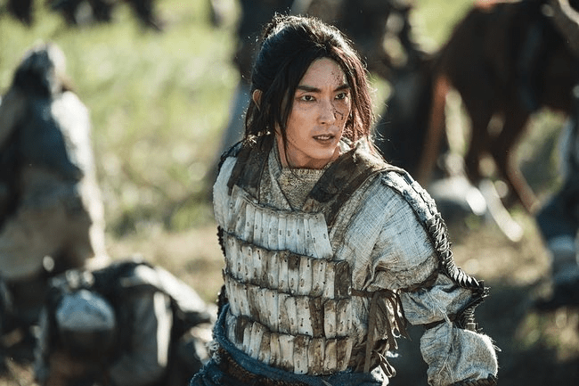 "New Stills from 'Arthdal Chronicles' Show Lee Joon Gi as a Brave Fighter on the Battlefield"